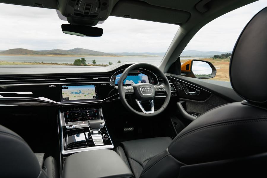 Торпедо Audi Q8 55 TFSI Quattro S-Line 2018 года  (AU) (фото 2 из 40)